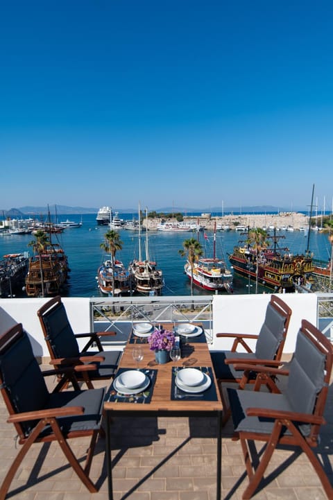 Day, Natural landscape, View (from property/room), Balcony/Terrace, Dining area, Sea view, Location