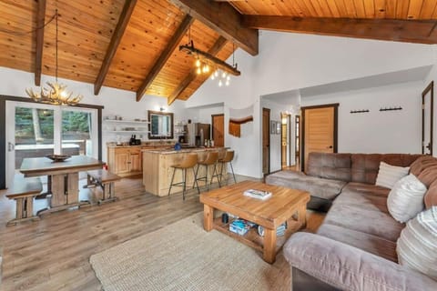 Stylish 3BR Near Trails w Hot Tub House in Tahoe City