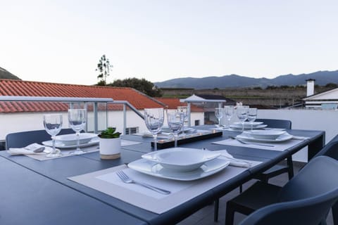Balcony/Terrace, Dining area, Mountain view