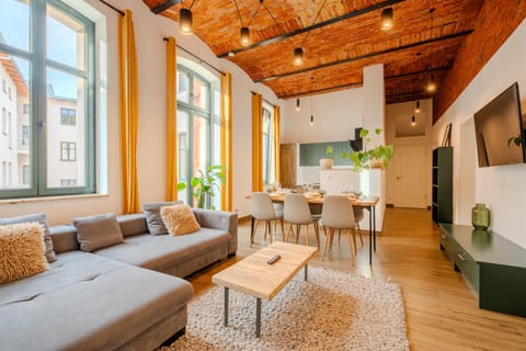 TV and multimedia, Kitchen or kitchenette, Living room, Seating area, Dining area