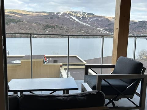 Natural landscape, Balcony/Terrace, Seating area, Lake view