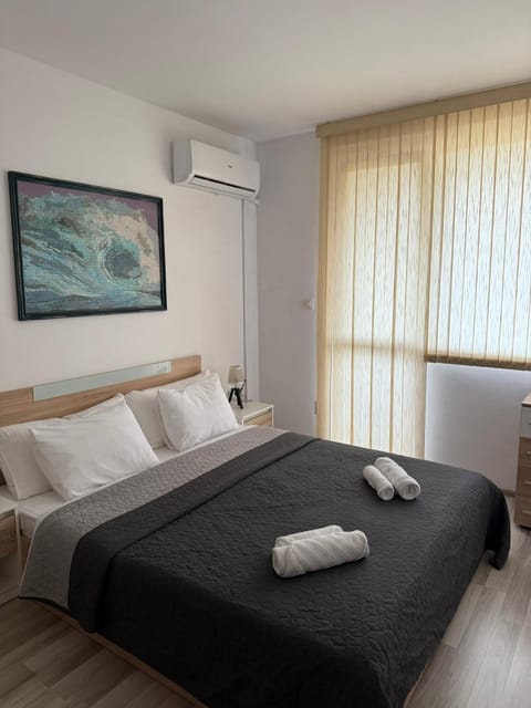 Bed, Photo of the whole room, Bedroom, towels, air conditioner