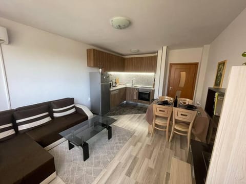 Kitchen or kitchenette, Living room, Seating area, Dining area, minibar, air conditioner