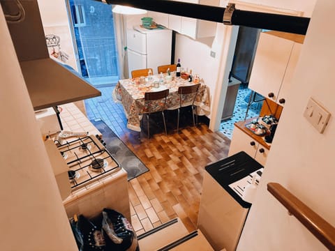 Kitchen or kitchenette, Dining area