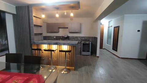 Kitchen or kitchenette, minibar, oven