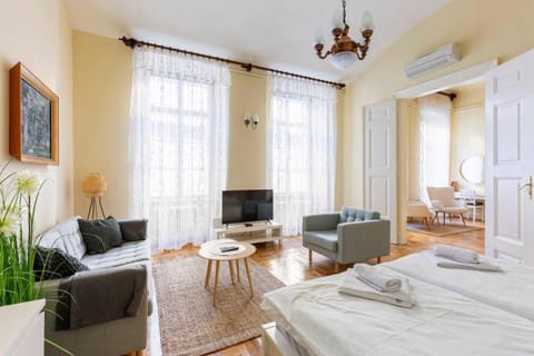 Bed, TV and multimedia, Living room, Seating area, Bedroom, air conditioner