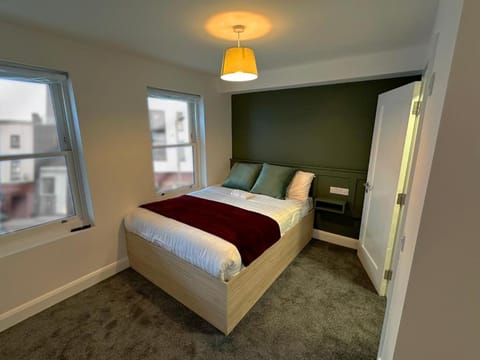 Mary Mullen's Rooms Eyre Square. Bed and Breakfast in Galway