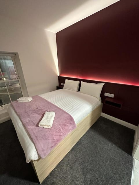 Mary Mullen's Rooms Eyre Square. Bed and Breakfast in Galway