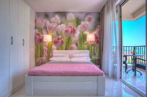 Bed, Day, Balcony/Terrace