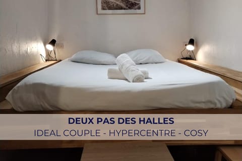 Bed, Photo of the whole room, Bedroom, Text overlay, towels