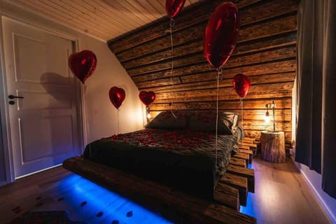 Upea hirsi mökki ulkoporeltaalla sekä kelosaunalla House in Uusimaa