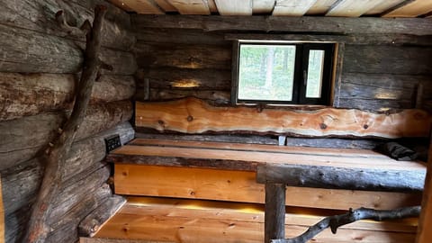 Upea hirsi mökki ulkoporeltaalla sekä kelosaunalla House in Uusimaa