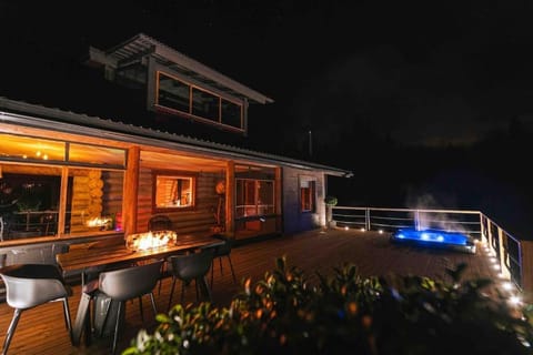 Upea hirsi mökki ulkoporeltaalla sekä kelosaunalla House in Uusimaa