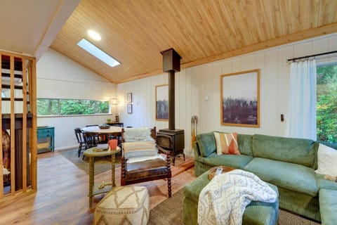 Harstine Island Cabin with Fire Pit Walk to Beach! Cabin in Puget Sound