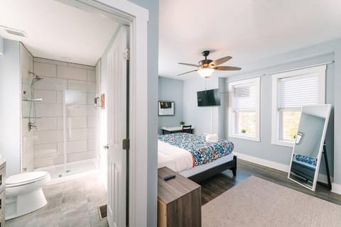 Bed, Bathroom, TV and multimedia, Bedroom