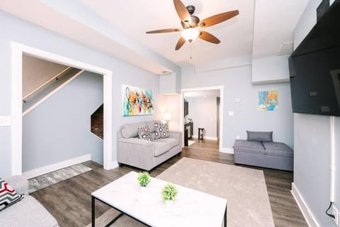 Bed, TV and multimedia, Living room, Seating area