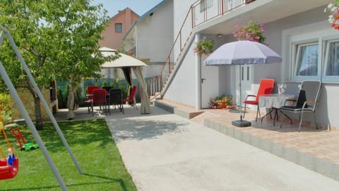 Property building, Garden, Balcony/Terrace, Food, Entertainment, Drinks
