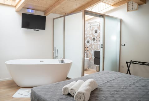 Bed, Bathroom, TV and multimedia, Photo of the whole room, Bedroom, Bath, towels