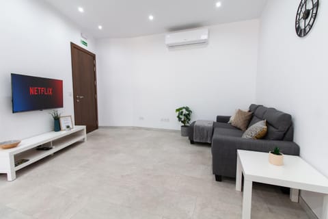TV and multimedia, Living room, Seating area, air conditioner