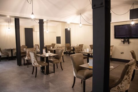 Restaurant/places to eat, Dining area, On site