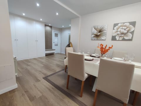 Seating area, Dining area