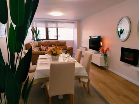 TV and multimedia, Living room, Seating area, Dining area