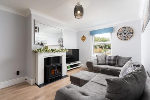 Large newly refurbished modern house, part sea views, south facing garden, parking House in Penzance