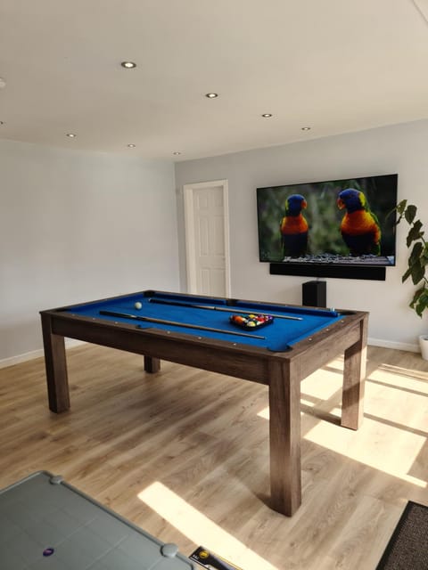 Detached Flat in Leeds, Free WIFI and parking, Pool table, 75 inch tv, Netflix Apartment in Leeds