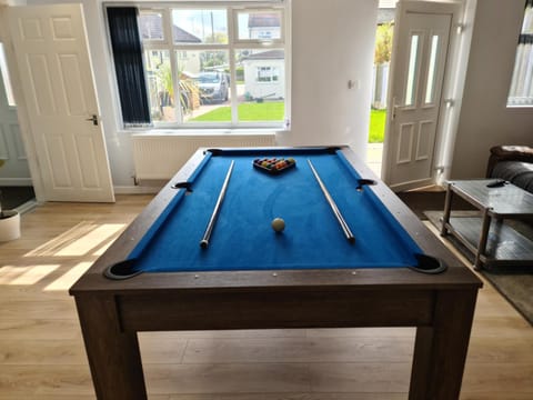 Detached Flat in Leeds, Free WIFI and parking, Pool table, 75 inch tv, Netflix Apartment in Leeds