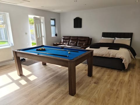 Detached Flat in Leeds, Free WIFI and parking, Pool table, 75 inch tv, Netflix Apartment in Leeds