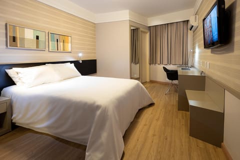 Bed, TV and multimedia, View (from property/room), Photo of the whole room, Decorative detail, Bedroom