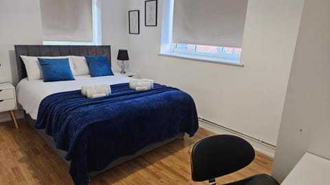 Bed, Photo of the whole room, Bedroom, towels