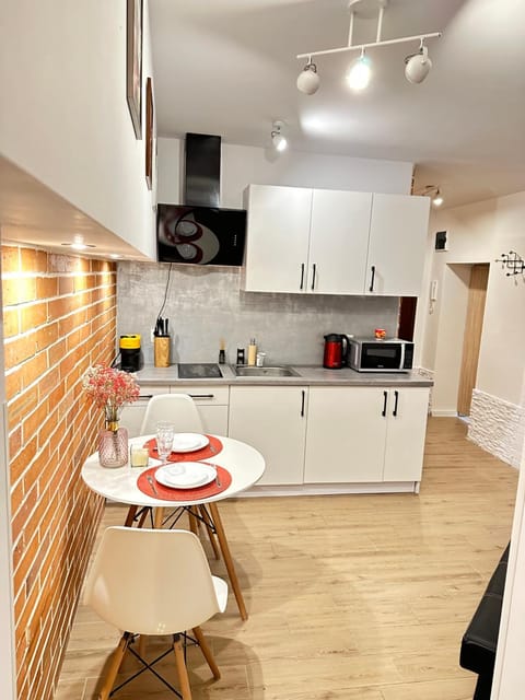Coffee/tea facilities, Kitchen or kitchenette, Dining area, minibar, stove