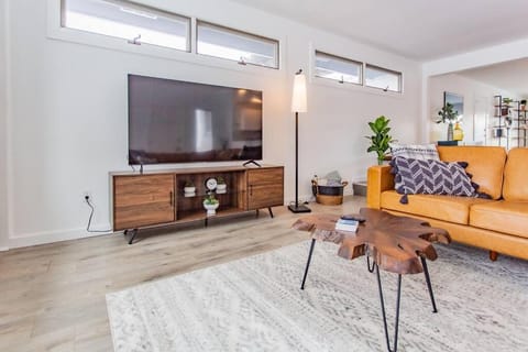 TV and multimedia, Seating area, Evening entertainment