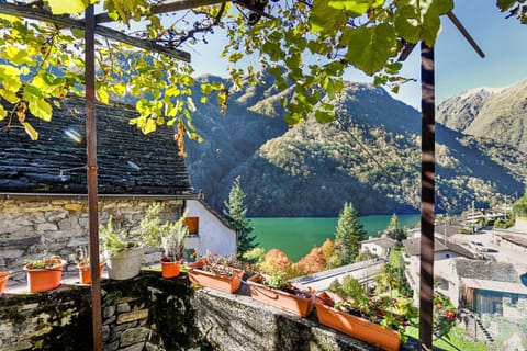 Balcony/Terrace, Lake view, Mountain view