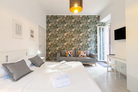 Bed, TV and multimedia, Bedroom, towels, towels