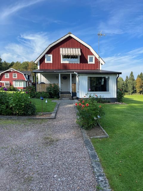 Property building, Facade/entrance, Summer