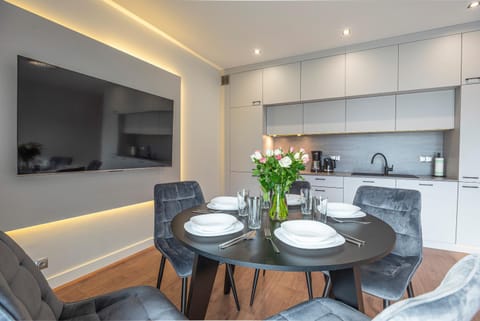 Kitchen or kitchenette, Dining area