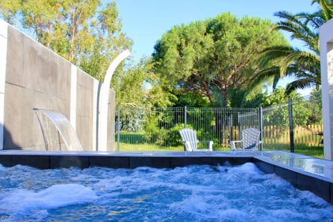 Natural landscape, Garden, Hot Tub, Garden view