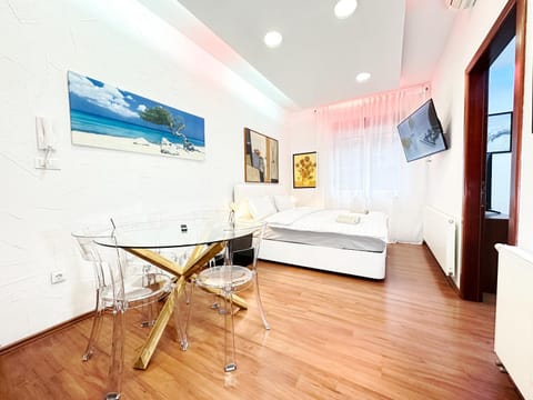 Bed, TV and multimedia, Living room, Photo of the whole room, Seating area, Dining area, Bedroom