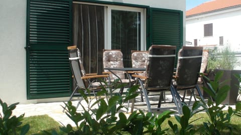Patio, Day, Balcony/Terrace, Seating area