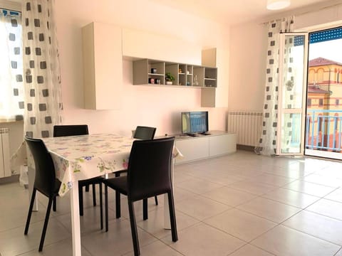 Communal lounge/ TV room, TV and multimedia, Living room, Dining area