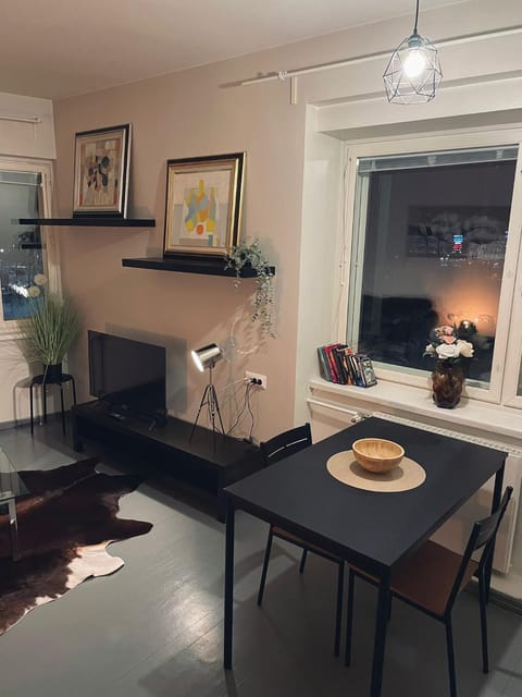 Communal lounge/ TV room, TV and multimedia, Living room, Seating area, Dining area