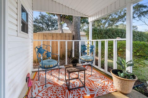 Beach Barn - 5min to Pcola Beach , Full Kitchen House in Gulf Breeze