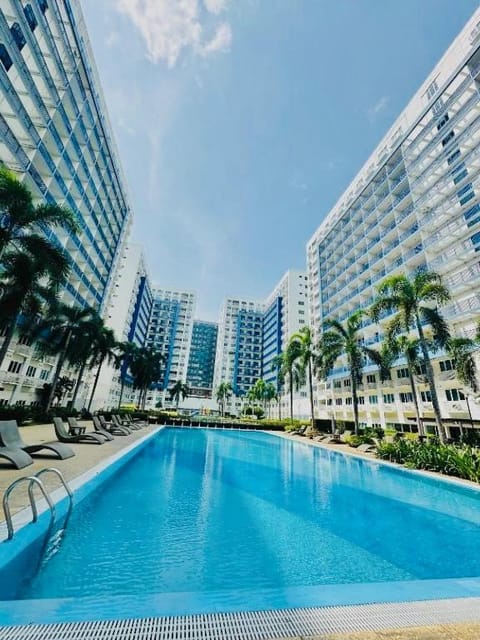 Property building, Day, Pool view, Swimming pool, sunbed