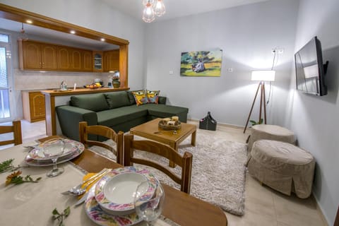 TV and multimedia, Seating area, Dining area