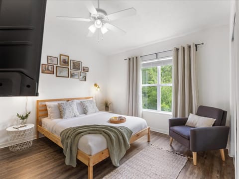 Convenient & Inviting - Fully-Equipped 2BD Condo House in Gainesville