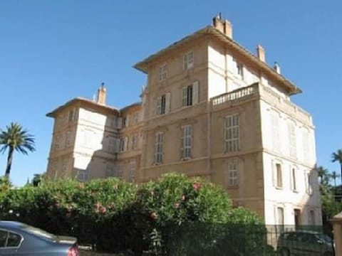 Property building, Day, Landmark view, children, children, young children, young children, Family, Family, Parking, acessibility