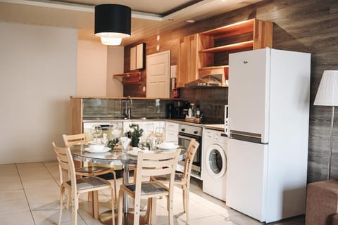Kitchen or kitchenette, Dining area, dishwasher, oven, stove, toaster, laundry, washing machine