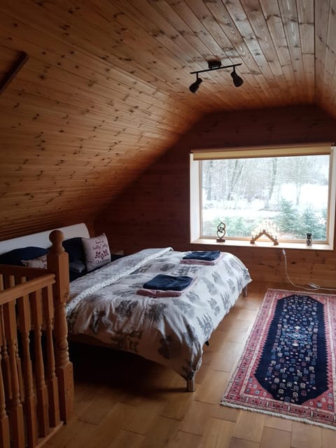 Photo of the whole room, towels